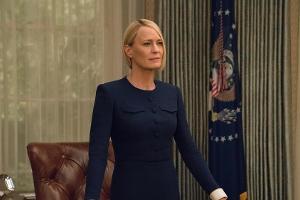 Viele Figuren in "House of Cards" sind sich sicher, dass Claire Underwood (Robin Wright) sogar noch mehr Dreck am Stecken ha...