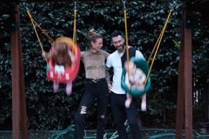 Behati Prinsloo und Adam Levine präsentieren ihre Töchter erstmals gemeinsam