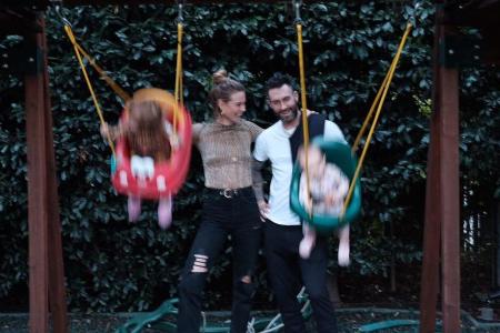Behati Prinsloo und Adam Levine präsentieren ihre Töchter erstmals gemeinsam