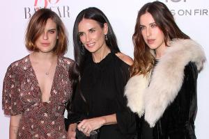 Tallulah und Scout (re.) nehmen ihre Mutter Demi Moore in die Mitte