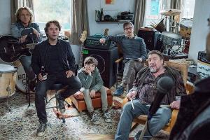 Die Band (v.l. Richy Müller, Jan Josef Liefers, Matthias Bundschuh und Armin Rohde) sucht einen neuen Leadsänger: Daniel (Se...