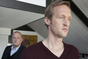 "Wilsberg: Aus Mangel an Beweisen": Georg Wilsberg (Leonard Lansink, l.) fühlt Thomas Rensing (Stephan Kampwirth) auf den Zahn.