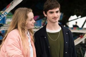 Für Cyril (Aaron Hilmer) ist Roxy (Luna Wedler) ohne Zweifel "Das schönste Mädchen der Welt"