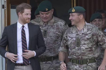 Prinz Harry plaudert mit Marine-Soldaten