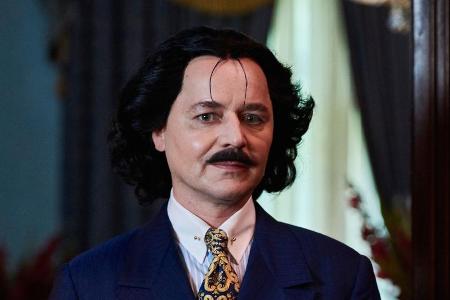 Perücke mit zwei Haarsträhnen vorne, ein markanter Schnäuzer und ein Anzug - fertig ist der Moshammer-Style von Thomas Schma...