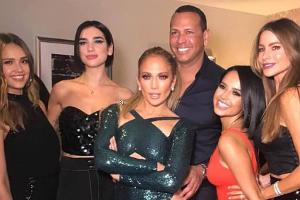 Jennifer Lopez (Mitte) mit ihren berühmten Konzertbesucherinnen und Freund Alex Rodríguez
