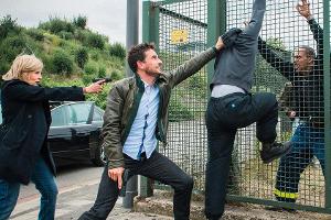 "Tatort: Der hundertste Affe": Die Bremer Kommissare (v.l. Sabine Postel, Oliver Mommsen) retten einen Verdächtigen vor dem ...