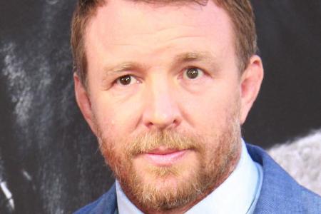 Guy Ritchie darf 50 Kerzen auf seinem Geburtstagskuchen auspusten