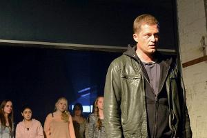 "Tatort: Willkommen in Hamburg": Kommissar Tschiller (Til Schweiger) hat das Lager der Mädchen im Speicher gefunden