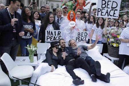 Yoko Ono, Ringo Starr und Jeff Bridges stellten in New York das berühmte 