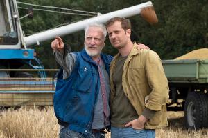 "Zwei Bauern und kein Land": Johannes (Ernst Stötzner) möchte, dass Stammhalter Felix (Christoph Schechinger) als Bauer in s...