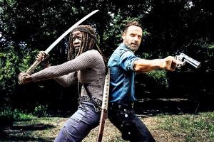 Michonne (l.) und Rick kämpfen sich bei "The Walking Dead" durch die Zombieapokalypse