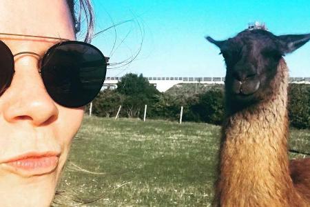Jessica Schwarz postete ein lustiges Selfie mit einem Lama