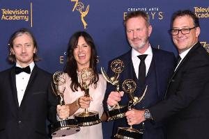 Teile des "Game of Throne"-Teams mit einem kleinen Teil der abgeräumten Preise bei den Creative Arts Emmys
