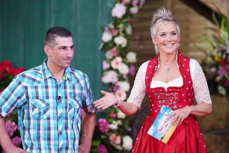 Inka Bause stellt Bio-Bauer Marco beim Scheunenfest vor