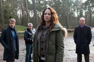 "Unter anderen Umständen: Das verschwundene Kind": Jana (Natalia Wörner, 2.v.r.) und ihr Team kommen am Fundort der Leiche an