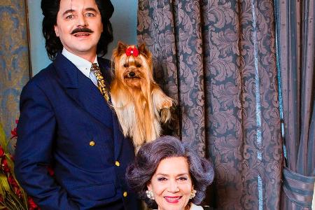 Rudolph Moshammer (Thomas Schmauser) und seine Mutter Else (Hannelore Elsner) posieren mit Hund 