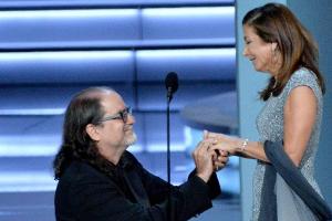 Glenn Weiss fällt auf der Emmy-Bühne vor Jan Svendsen auf die Knie