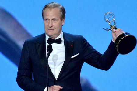 Jeff Daniels beweist bei den Emmys: Sein gebrochenes Handgelenk ist gut geheilt