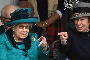 Queen Elizabeth II. mit Prinzessin Anne bei einem Auftritt in Schottland