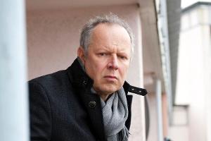 "Tatort: Borowski und der stille Gast": Kommissar Borowski (Axel Milberg) wundert sich, wie ein kleines Kind spurlos aus ein...