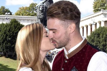 Können die Finger nicht voneinander lassen: Nadine Klein und Alexander Hindersmann