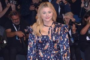 Chloë Grace Moretz setzt auf Blumen
