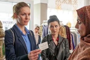 "Die Heiland - Wir sind Anwalt": Romy Heiland (Lisa Martinek, l.) und Ada Holländer (Anna Fischer, M.) wollen mit Ilknur Okt...