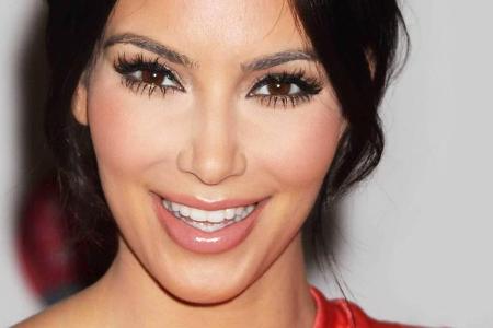 Auch Kim Kardashian West trickst bei ihren Wimpern