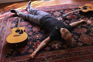 Entspannt am Boden: Sänger Moby