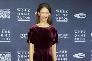 Ein rotes Kleid als Eyecatcher: Paula Beer