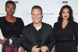 Guido Maria Kretschmer mit zwei Models beim Guido Maria Kretschmer Curvy Collection Launch Event in Hamburg