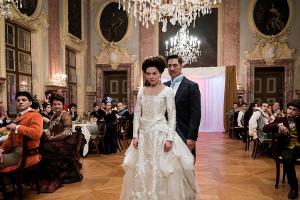 Polly Peachum (Hannah Herzsprung) und Macheath (Tobias Moretti) feiern eine spontane Hochzeit