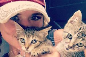 Miranda Lambert kuschelt mit ihren beiden Katzen