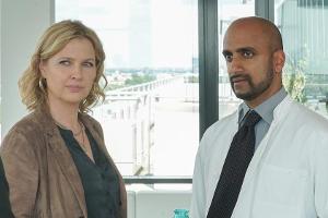 "Die Chefin: Der Neue": Vera Lanz (Katharina Böhm) befragt Dr. Hassan Adil (Murali Perumal), den Leiter der Medikamenten-Stu...