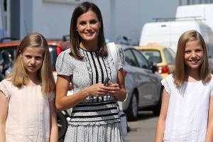 Stylisches Trio: Königin Letizia von Spanien mit ihren Töchtern Leonor (l.) und Sofía auf Mallorca