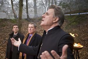 "Inspector Barnaby: Die Untoten von Barton Woods": DS Ben Jones (Jason Hughes, l.), DCI Tom Barnaby (John Nettles, M.) und d...