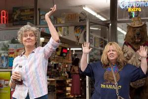 "Tammy - Voll abgefahren": Oma Pearl (Susan Sarandon, l.) und Tammy (Melissa McCarthy) werden verhaftet