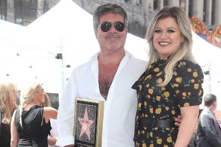 Kelly Clarkson neben Simon Cowell auf seinem neuen Stern auf dem Walk of Fame