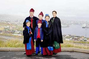 Die dänische Königsfamilie in der Tracht der Färöer