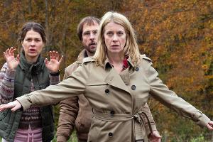 "Ein Mord mit Aussicht": Schützend stellt sich Sophie (Caroline Peters) vor ihre Mitarbeiter Bärbel Schmied (Meike Droste, l...