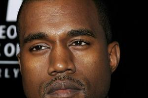 Kanye West auf dem roten Teppich in Beverly Hills