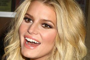 Jessica Simpson hat auf einem Festival ein Überraschungskonzert gegeben