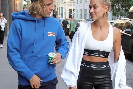 Hailey Baldwin (21) kombiniert Radlerhosen aus Leder zur lässigen Oversize-Jacke