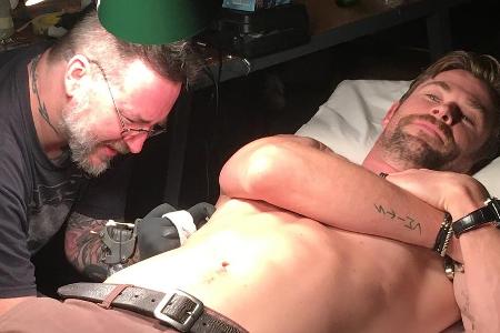 Schauspieler Chris Hemsworth lässt sich ein Tattoo stechen