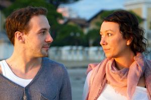 "Eine Handvoll Briefe": Lenny (Florian Teichtmeister) schenkt seiner besten Freundin Kristin (Ursula Strauss) einen ganz bes...