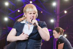 "Pitch Perfect - Die Bühne gehört uns!": Fat Amy (Rebel Wilson) und ihre Mädels geben auf der Bühne Gas, um den Gesangswettb...