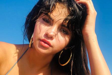 Selena Gomez zeigt sich ihren Fans im Bikini