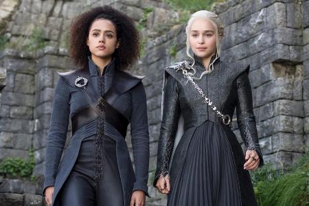 Nathalie Emmanuel alias Missandei (l.) mit Emilia Clarke alias Daenerys Targaryen in Staffel sieben von 