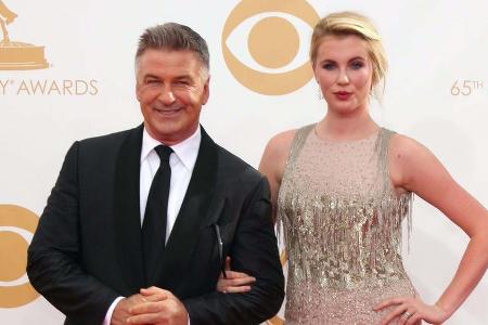 Alec Baldwin mit seiner Tochter Ireland auf dem roten Teppich bei den Emmy Awards